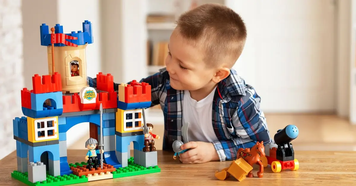Lego : De la brique en plastique à la marque culte